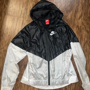 nike black&white jacket 🖤💚